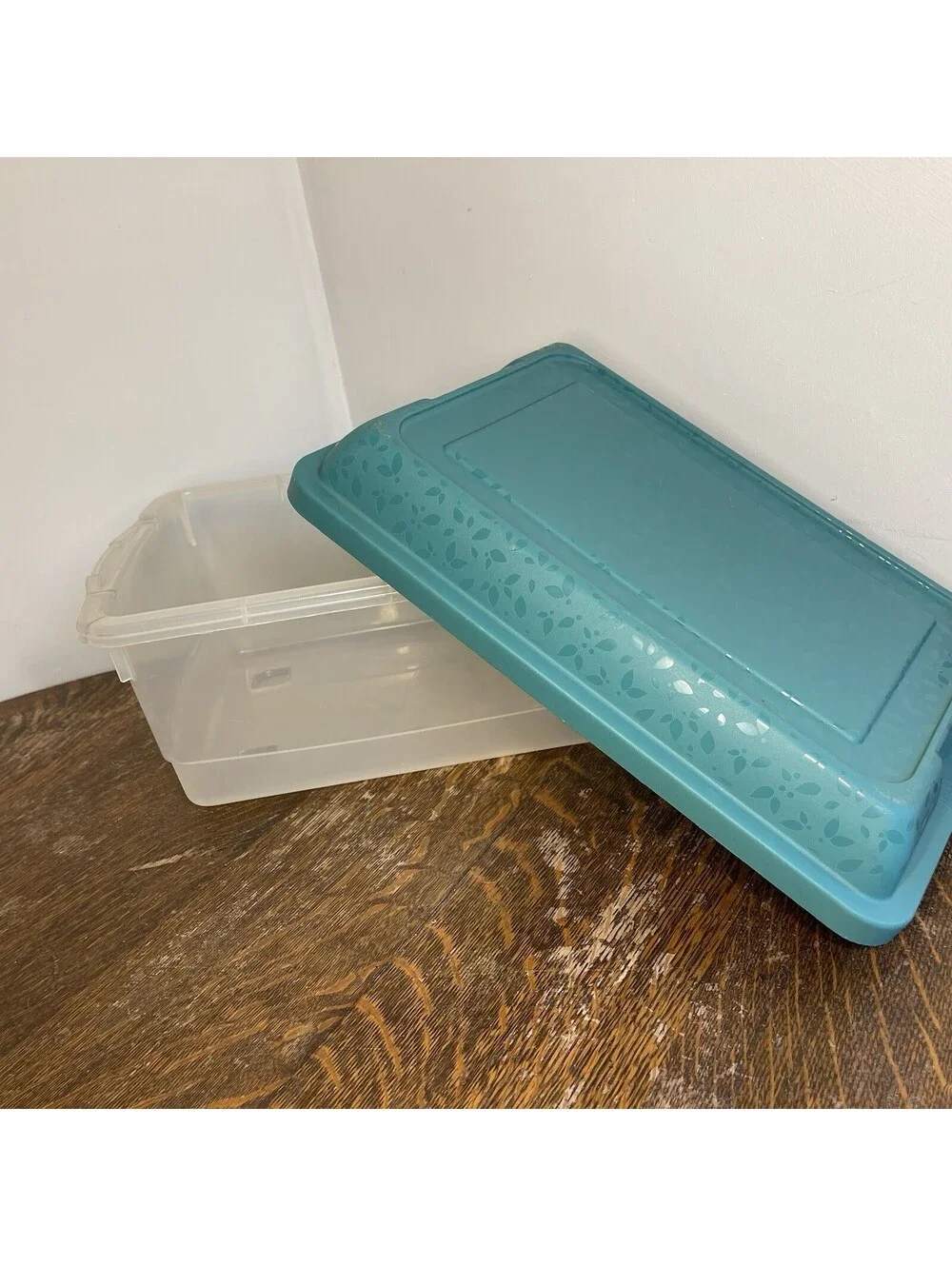 Rubbermaid Green Leaf Pattern Storage Container with High Lid Rectangular 16”